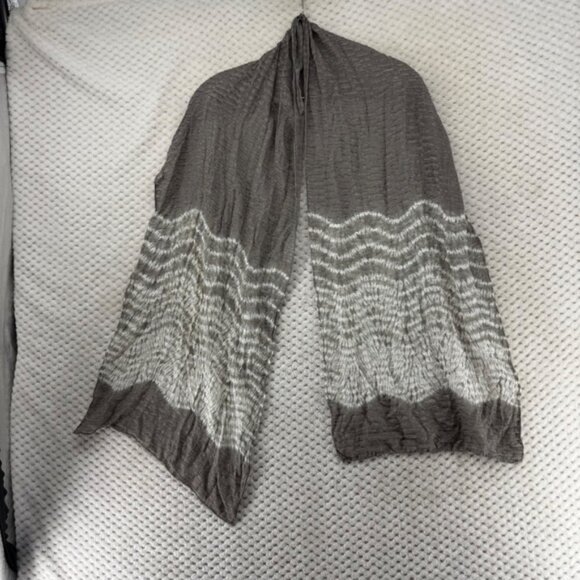 Eileen Fisher Women's Gray White Crinkle Textured Silk 100% Scarf 70x24 - Picture 1 of 4
